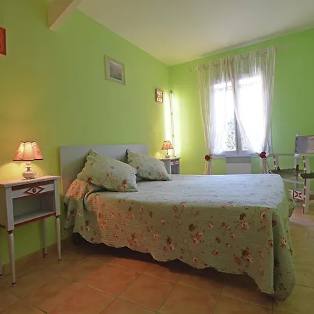 Saint-maximin Pool & Peace Nyaraló *