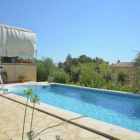 Saint-maximin Pool & Peace Nyaraló